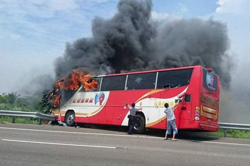 鸿鸣大巴租赁平台提示:巴士起火时应如何正确逃生?